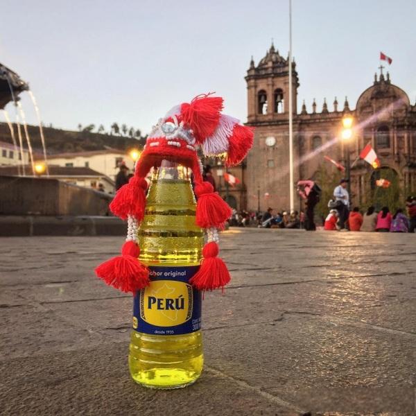 Inca Kola El Abrazo Dorado 